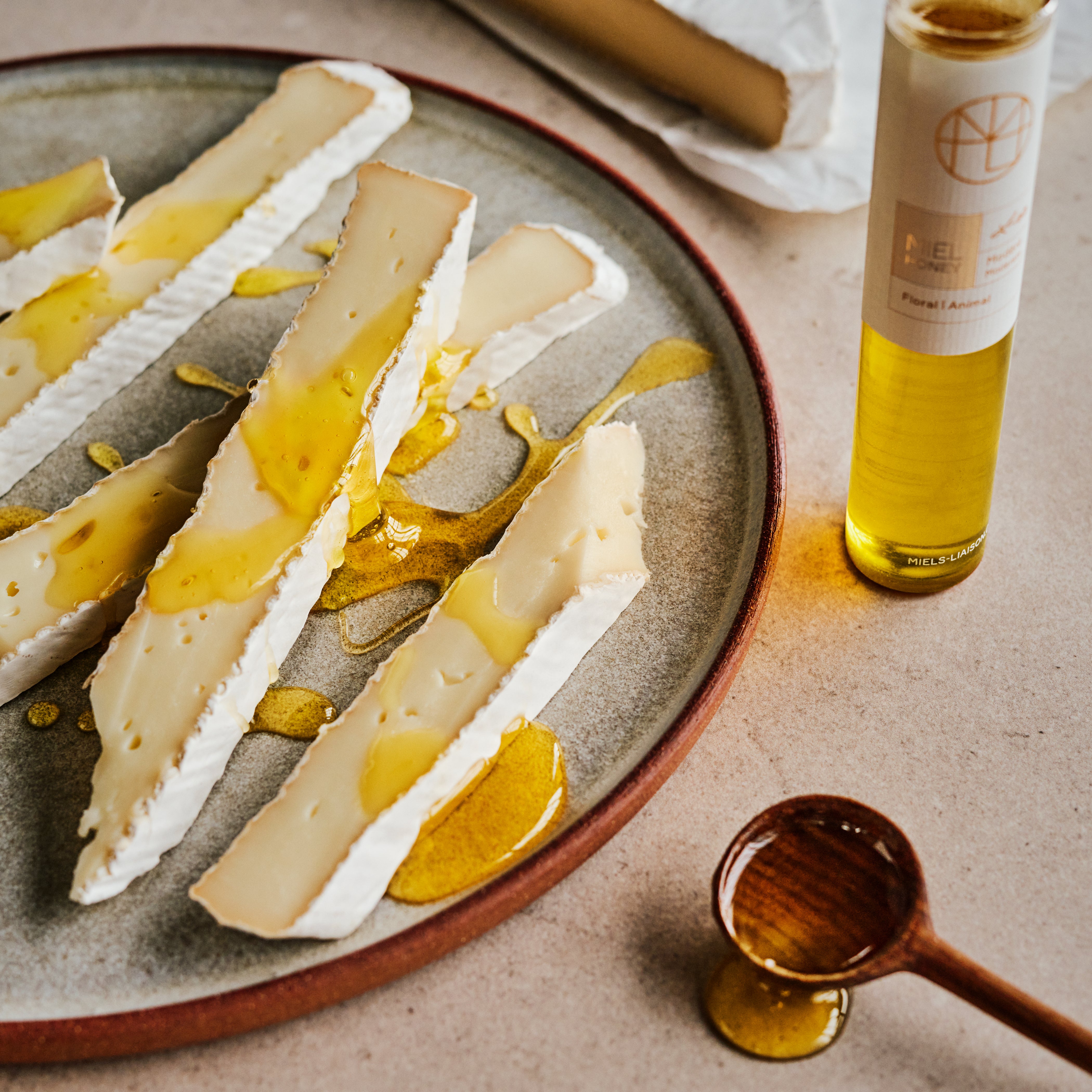 L-162-miel-de-printemps-fromage-a-pate-molle-dans-une-assiette