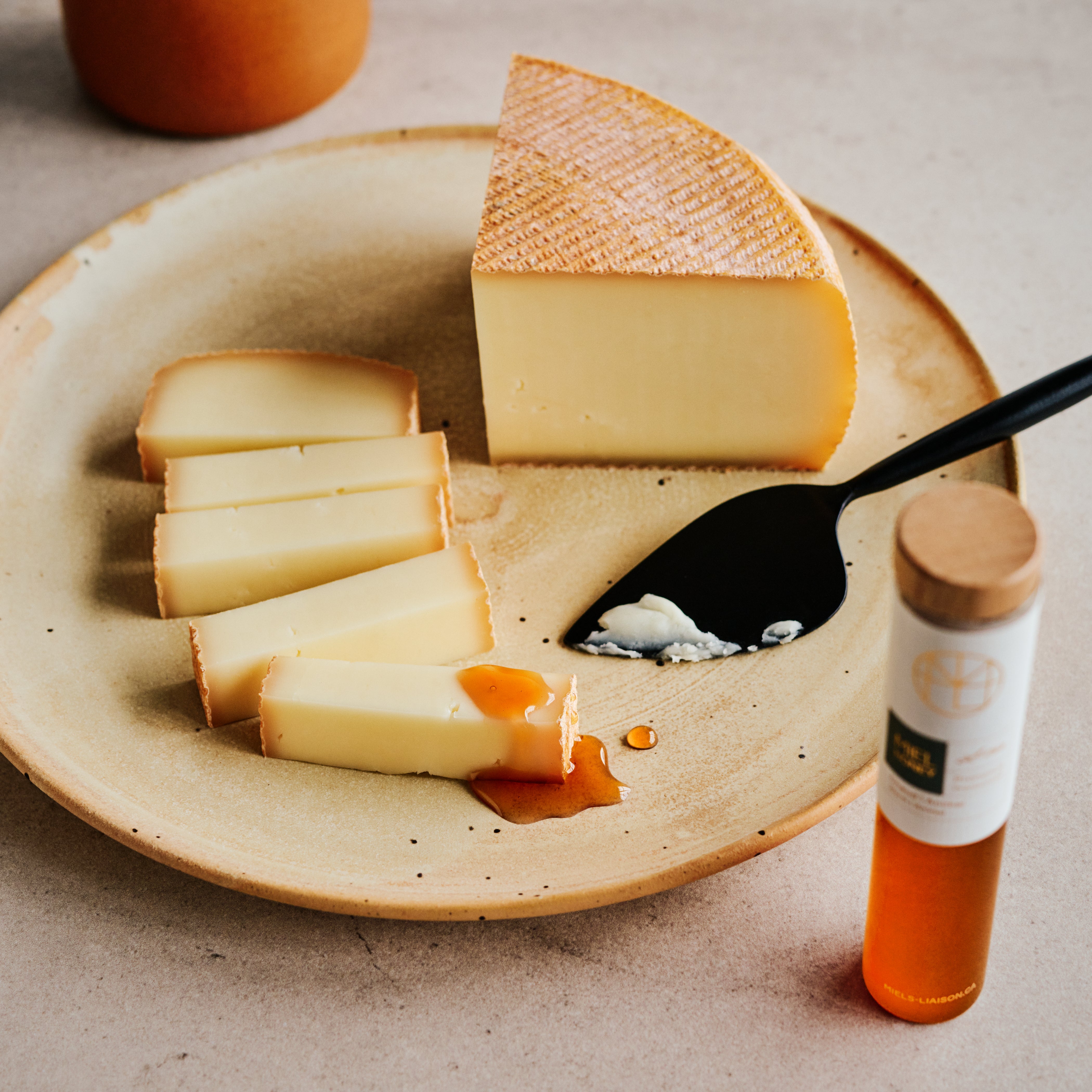 L-022-miel-boreal-du-quebec-sur-fromage-a-pate-ferme