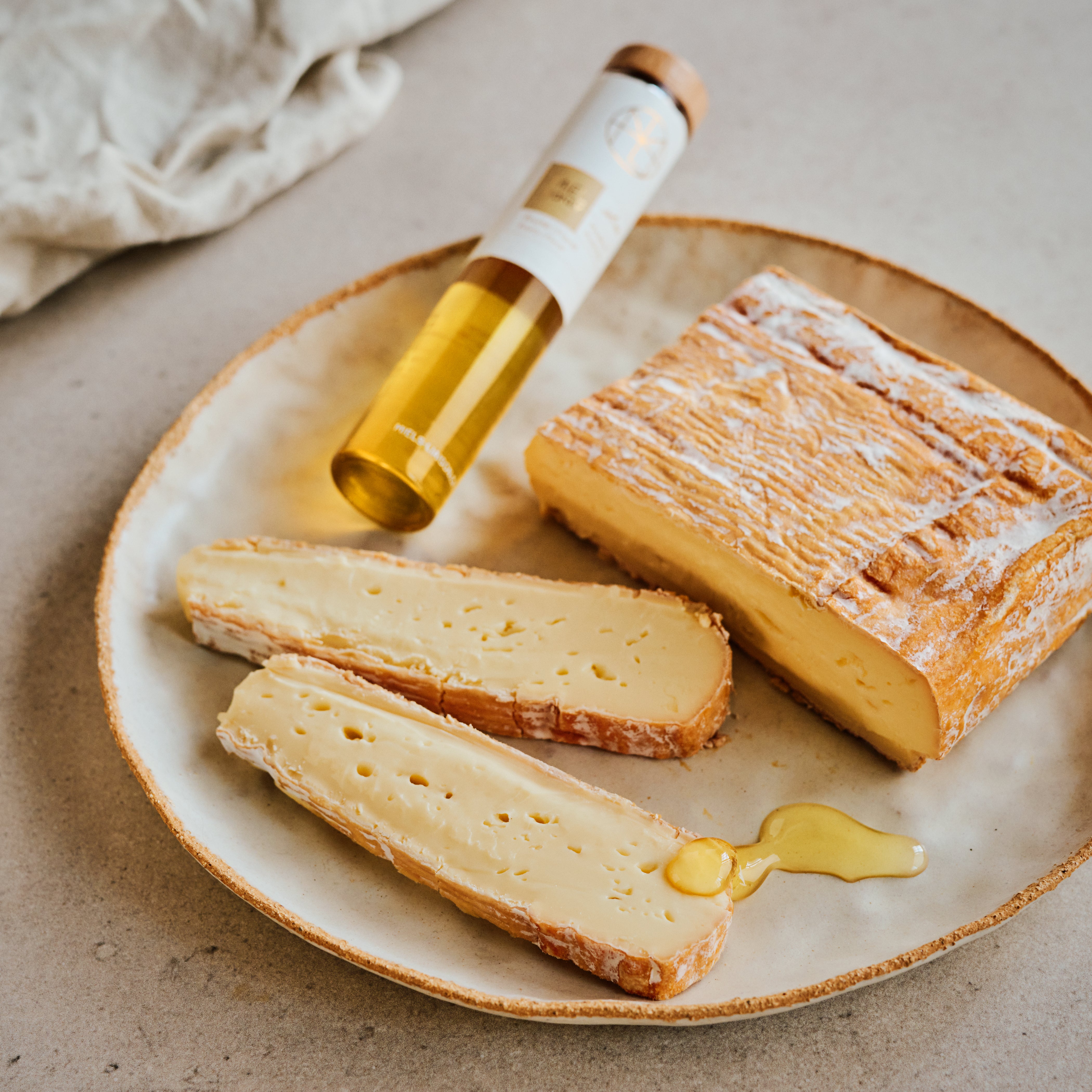 L-112-miel-de-verge-d-or-automne-sur-fromage-du-quebec-a-pate-semi-ferme