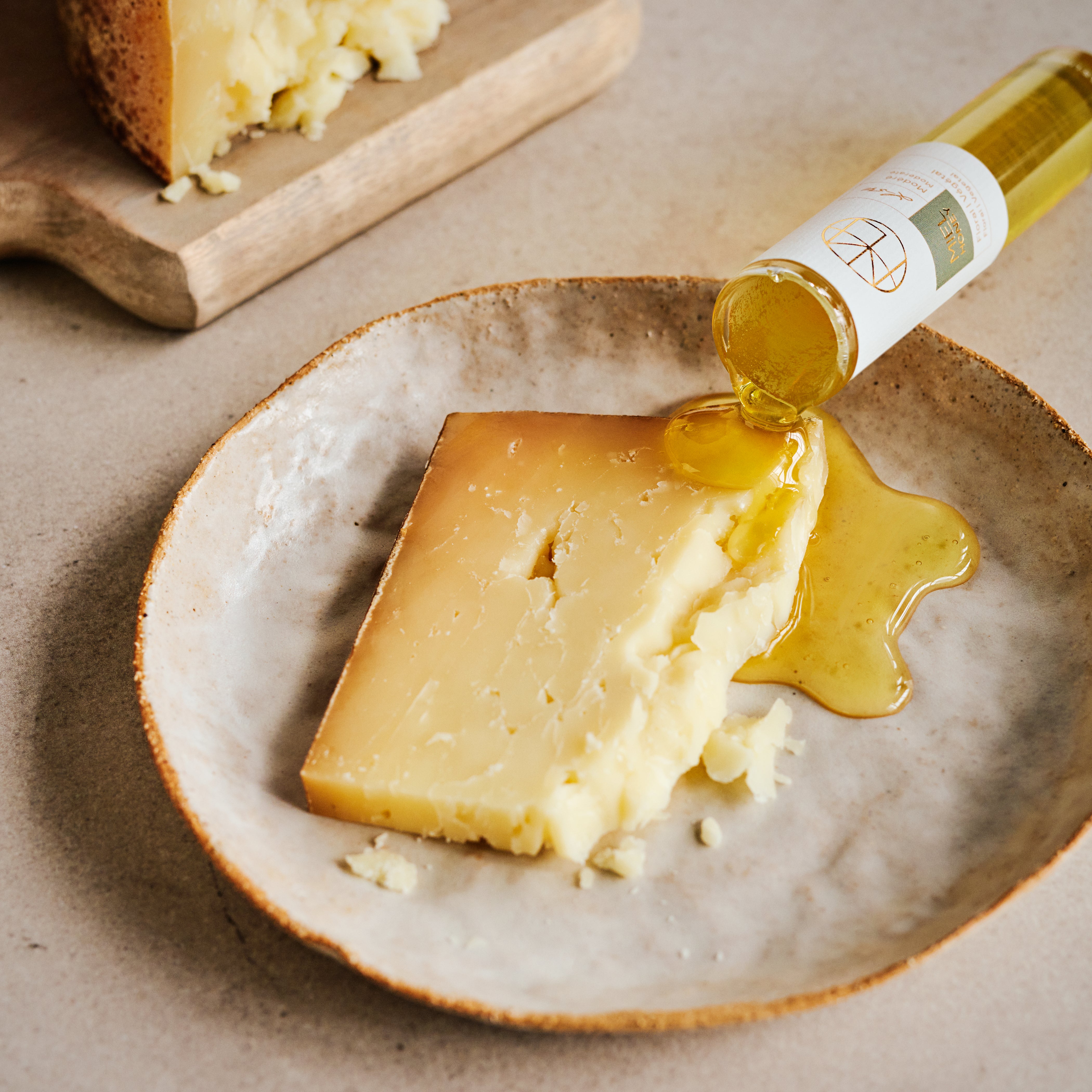 L-541-Miel-de-trefle-sur-fromage-a-pate-ferme-dans-une-assiette